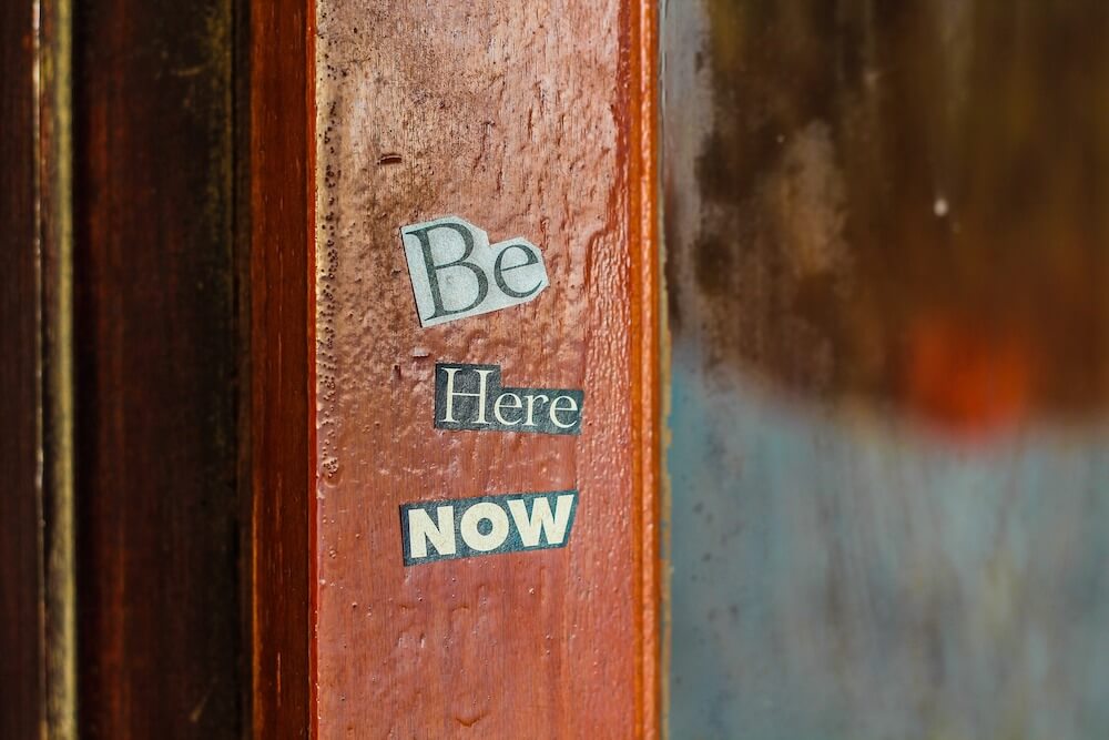 THE POWER OF THE HERE AND NOW – HOW TO LIVE IN THE PRESENT